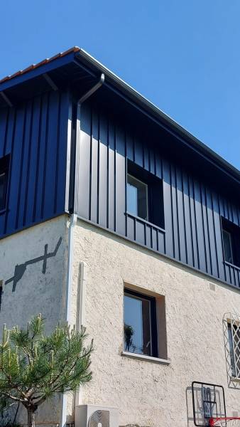 Bandeaux en aluminium noir graphite : un contraste moderne et élégant.