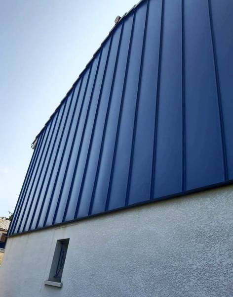 Bardage d'une maison traditionnelle en aluminium joint-debout par la société Alu Concept