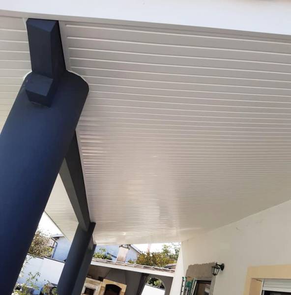 Rénovation des avancées de toit en aluminium blanc de la marque Dal'alu