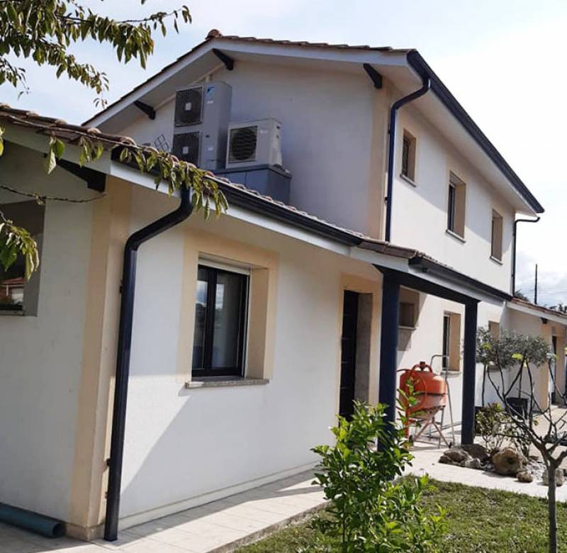 Rénovation de la façade de cette maison traditionnelle par des sous-faces en aluminium blanc