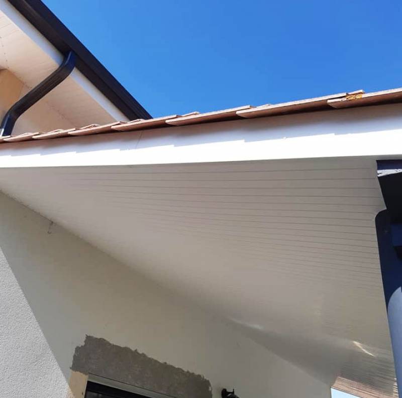 De l'aluminium blanc pour la rénovation des sous-faces de cette maison traditionnelle à Créon