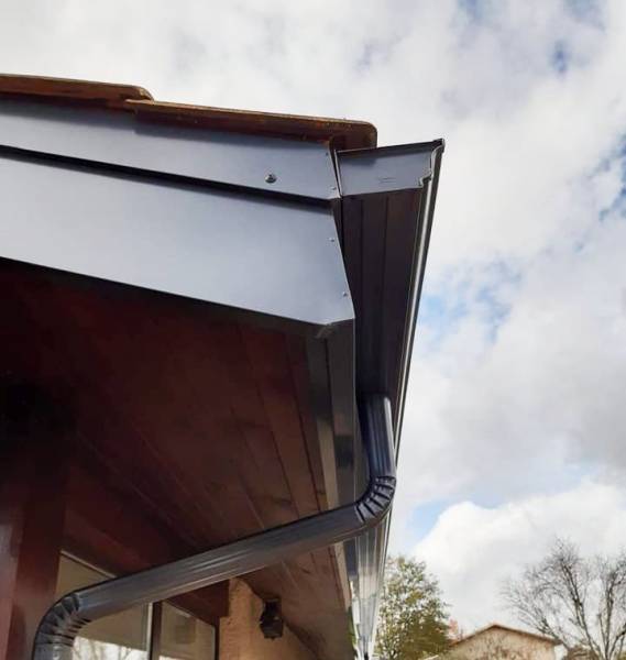 Pose de gouttières de forme trapèze sur mesure pour cette maison traditionnelle à Bordeaux