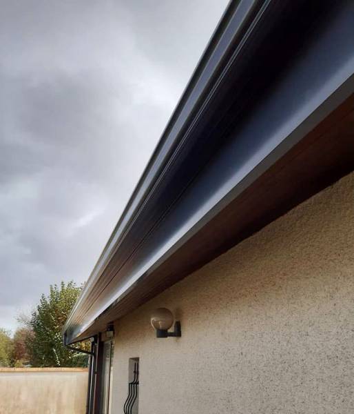 Installation de gouttières de forme trapèze pas chère pour cette maison située proche de Bordeaux