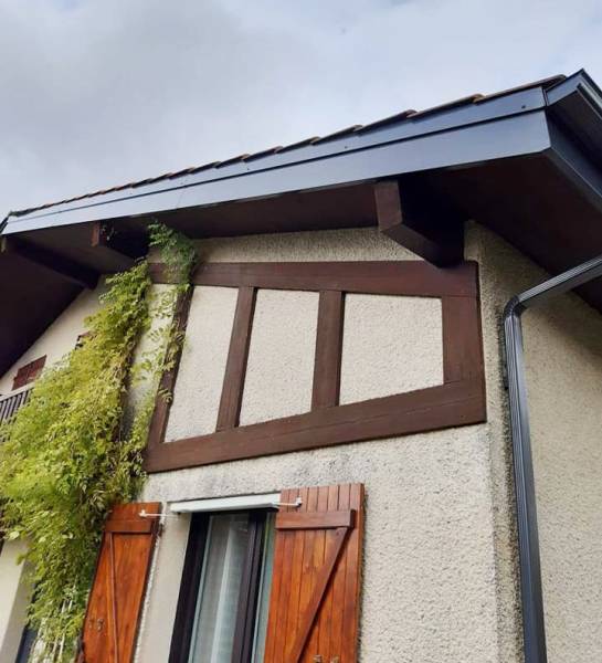 Une touche de modernité avec des bandeaux et des gouttières aluminium pas chers de couleur anthracite à Bordeaux