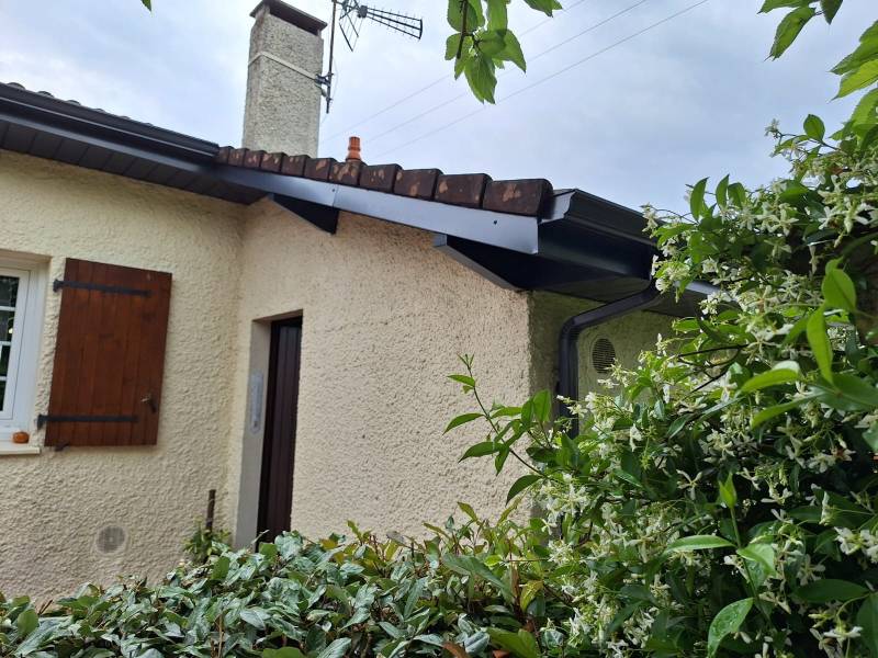 Détail des finitions soignées et sans vis apparentes, pour une façade élégante et contemporaine.