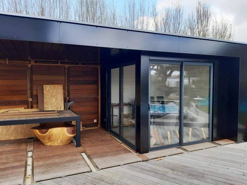 Réalisation d'un bardage en joint-debout pour un pool-house à Bordeaux