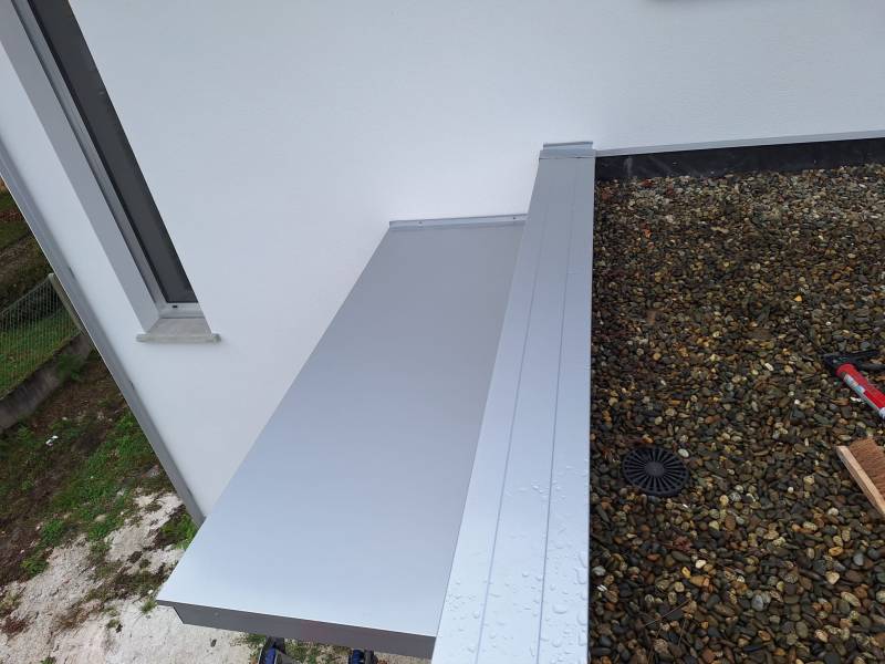 Pourquoi opter pour une marquise en gris métallisé esthétique de qualité pour une façade à Libourne