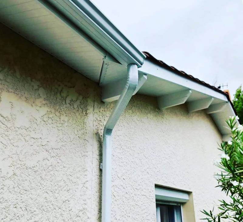 Rénovation des gouttières en aluminium blanc sur mesure pour cette maison traditionnelle à Mérignac