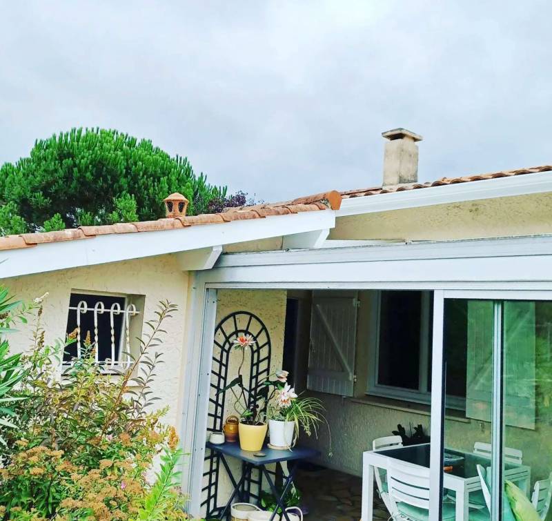 Installation de gouttières en aluminium blanc sur mesure à Mérignac