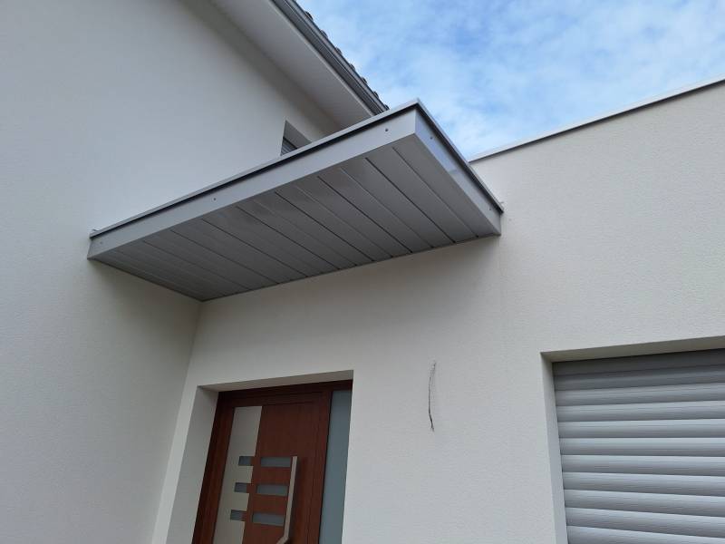 Pourquoi opter pour une marquise en gris métallisé esthétique sur mesure pour une façade à Libourne