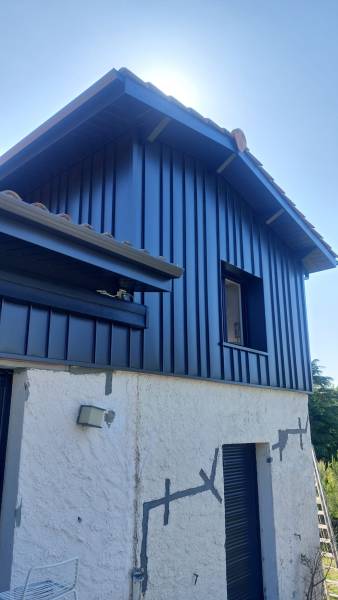 Vue d'ensemble de la rénovation de façade, alliant design et durabilité en aluminium sur mesure.