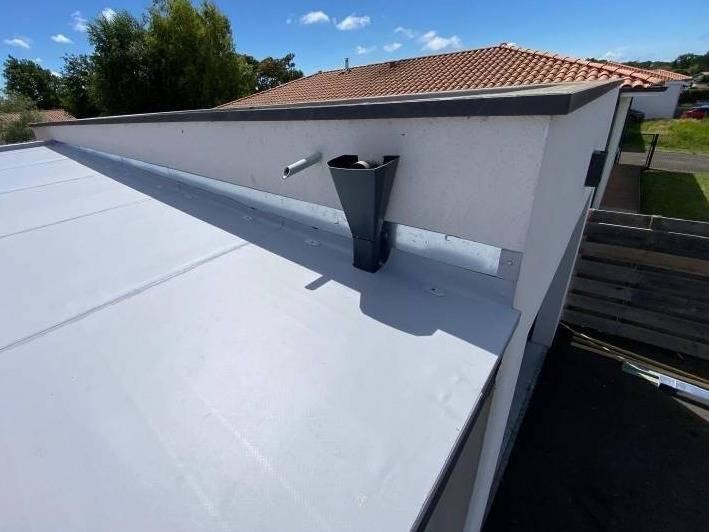 Optimiser l’étanchéité d’un toit-terrasse en membrane PVC à Créon