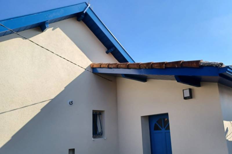 Pourquoi choisir une gouttière corniche en aluminium bleu pas cher pour la façade de votre maison en Gironde ?