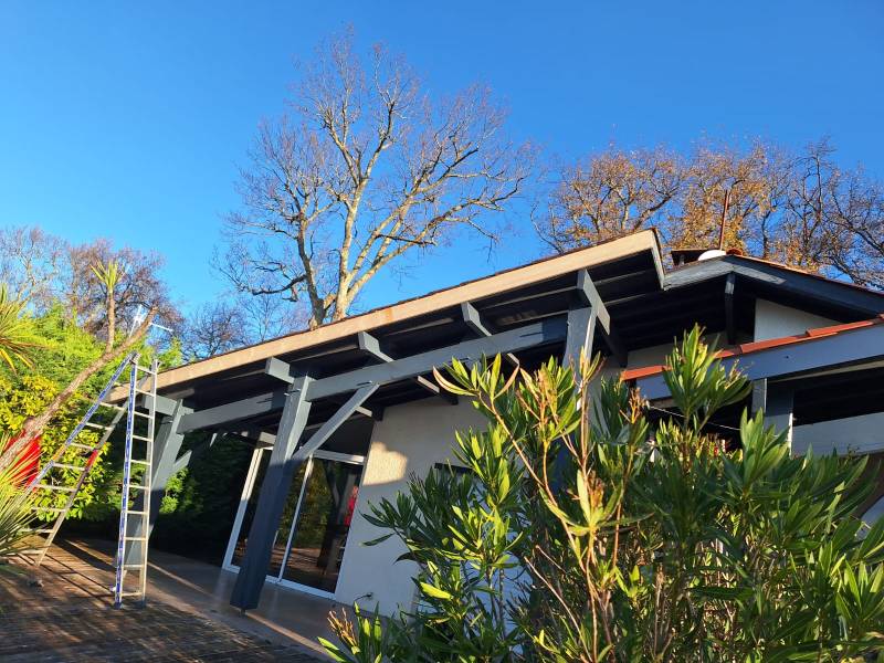 Quel impact peut avoir un bandeau bleu ardoise sur mesure sur l'esthétique de ma maison près du bassin d'Arcachon