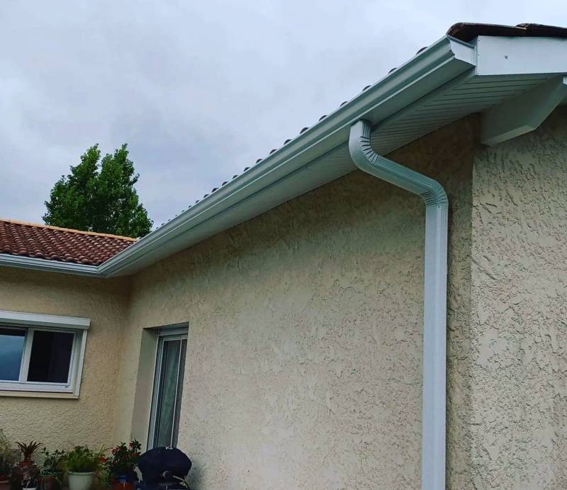 Pose de gouttières de type corniche en aluminium blanc de qualité à Mérigac
