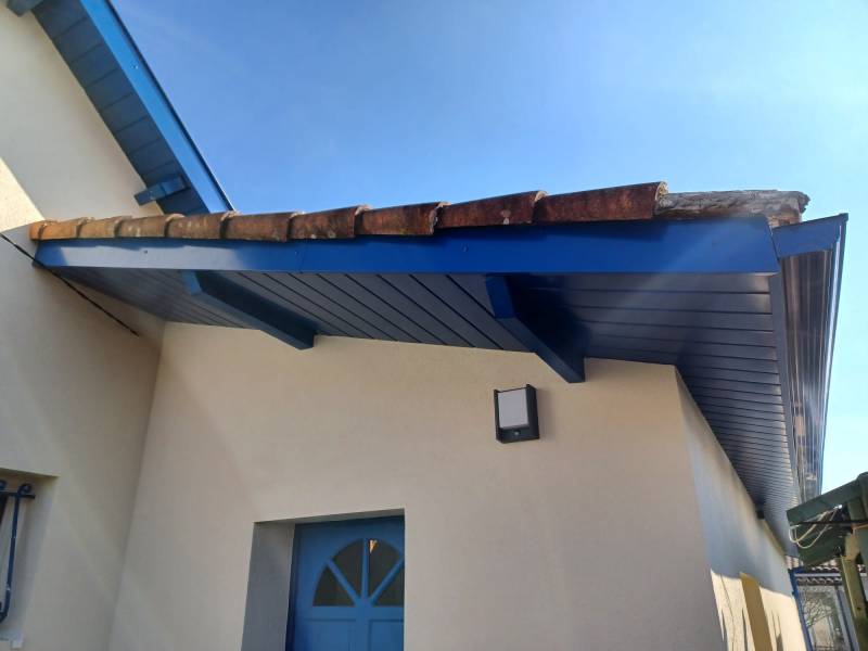 Pourquoi choisir une gouttière corniche en aluminium bleu sur mesure pour la façade de votre maison en Gironde ?