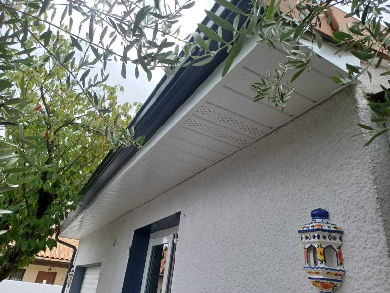 Gouttières corniche en aluminium noires près de bordeaux