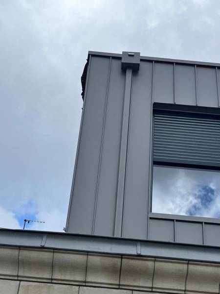 Bardage joint debout sur mesure en couleur perle grise pour une surélévation à Bordeaux