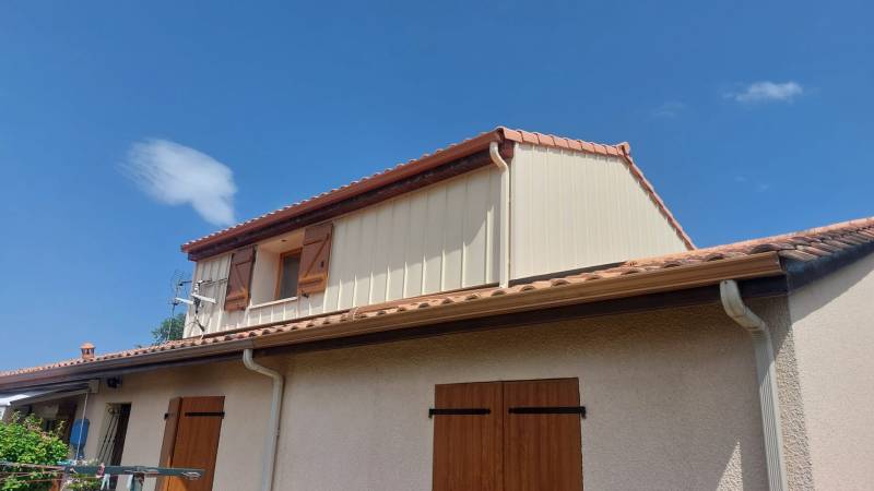 Surélévation habillée avec un bardage durable et esthétique.