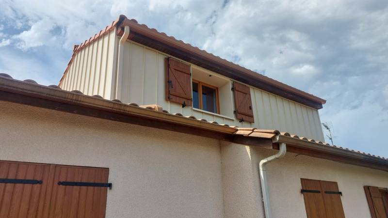 Rénovation en Gironde avec un bardage aluminium ton pierre sur mesure.