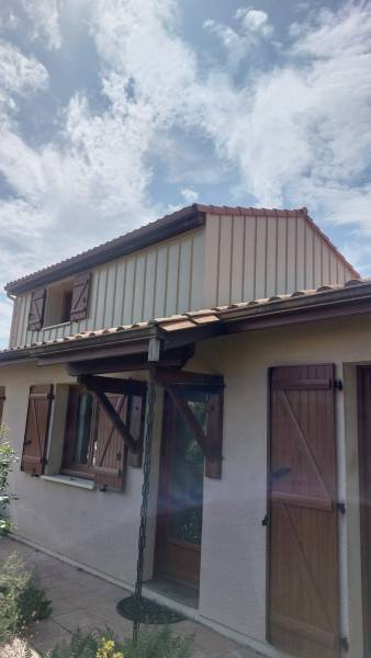 Pose précise du bardage joint debout Dal’Alu à Pompignac.