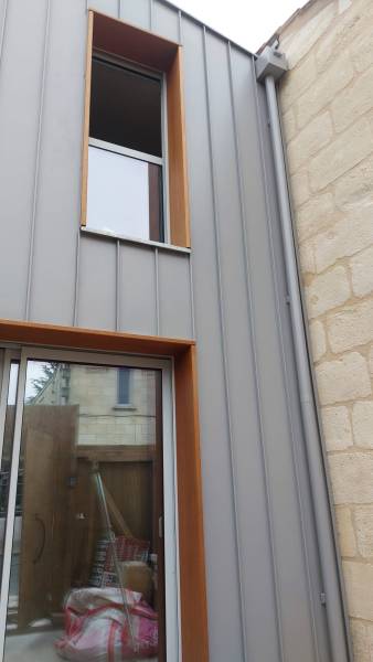 Pose soignée du bardage joint debout en aluminium gris antique, pour une façade moderne et élégante à Créon.