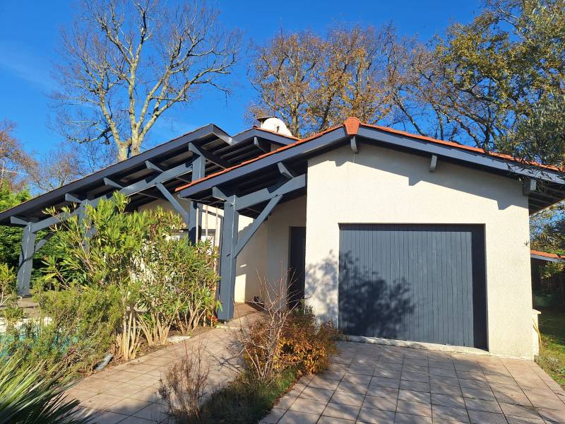 Quel impact peut avoir un bandeau bleu ardoise sur l'esthétique de ma maison près du bassin d'Arcachon en Gironde