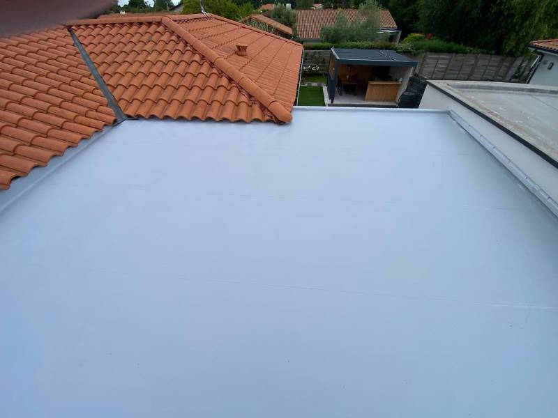 Un toit-terrasse protégé et sublimé avec une finition en membrane PVC à Créon